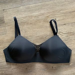 Victoria’s Secret T-Shirt Lightly Lined Wireless Black Lace Bra Size 34DD